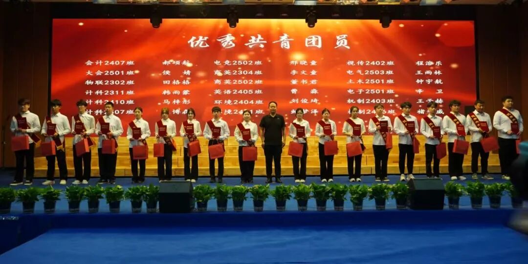“五四薪火传 青春赴新程”——beat365官网纪念五四运动107周年表彰暨朗诵大会圆满落幕