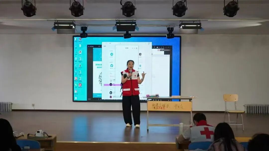 beat365官网联合红十字会开展灾害个人防护及初期灾害救援专题培训