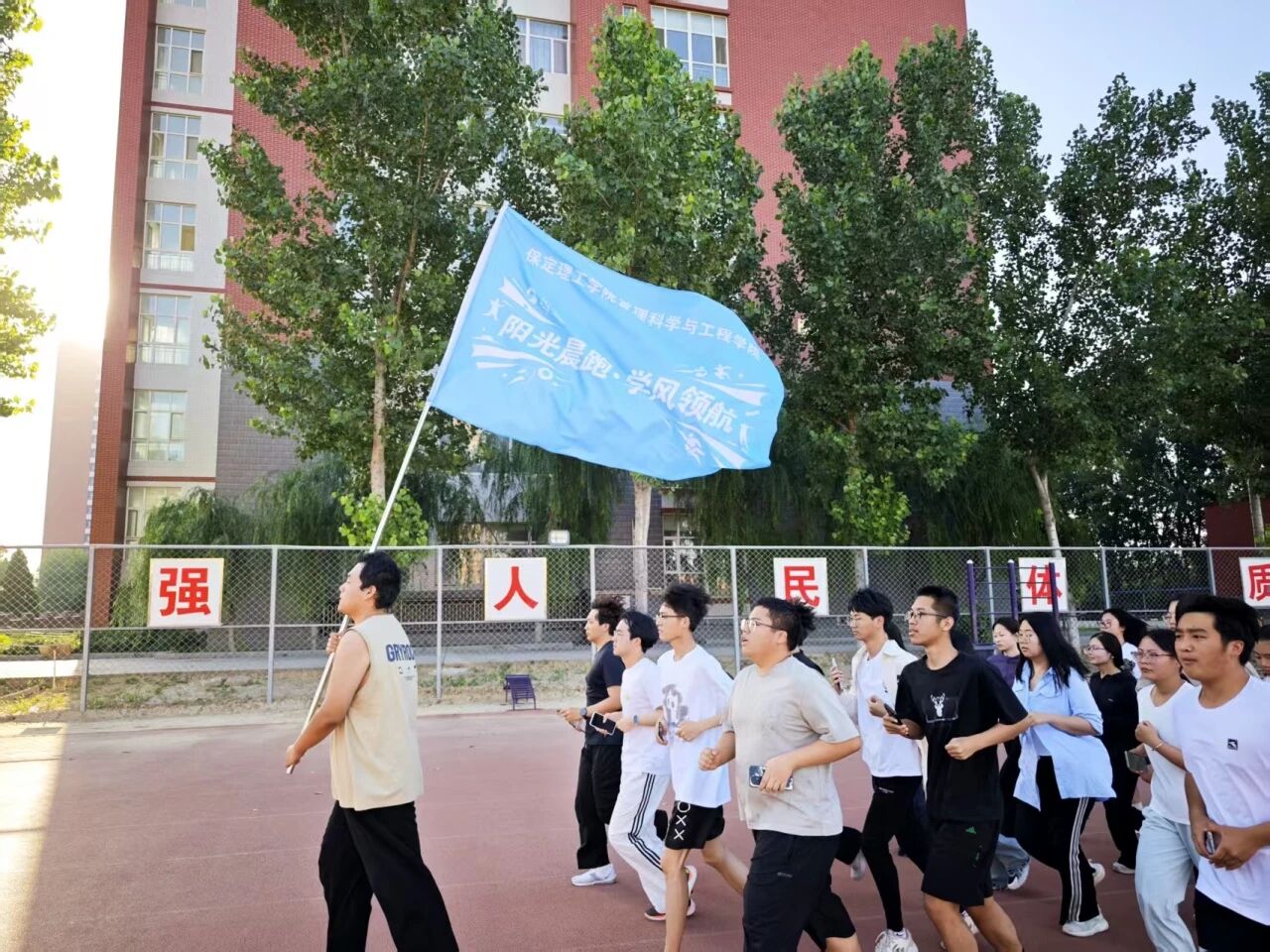 beat365官网管理科学与工程学院启动“阳光晨跑·学风领航”活动