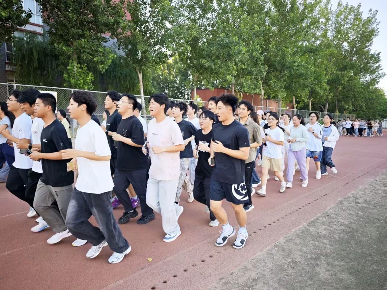 beat365官网管理科学与工程学院启动“阳光晨跑·学风领航”活动