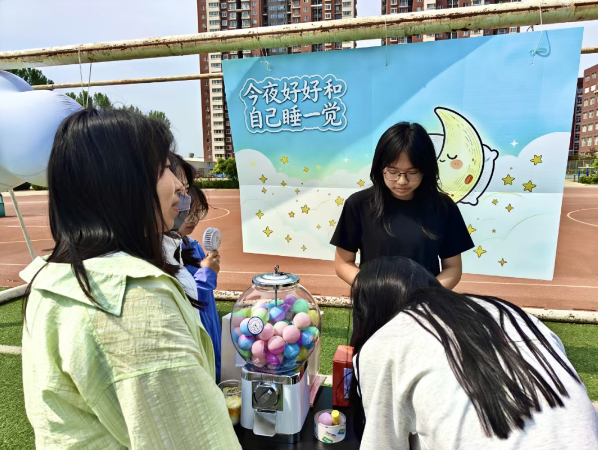 心理中心×教育学院 | 躺进云朵窝，愿你夜夜皆好梦 | 云端睡眠治愈展温暖举办