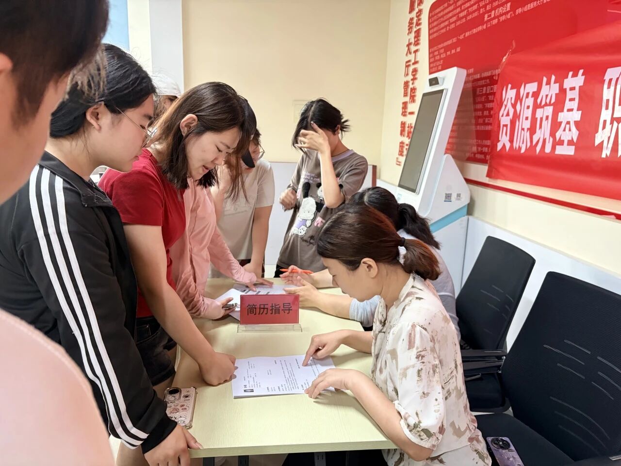 “就”在周三——2026届毕业生学院专场招聘会顺利举行
