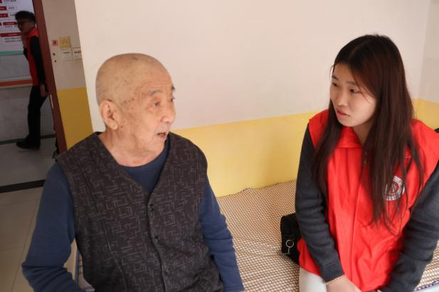 感恩回馈传温暖 青春担当显情怀——经济学院受助学子开展主题志愿服务活动
