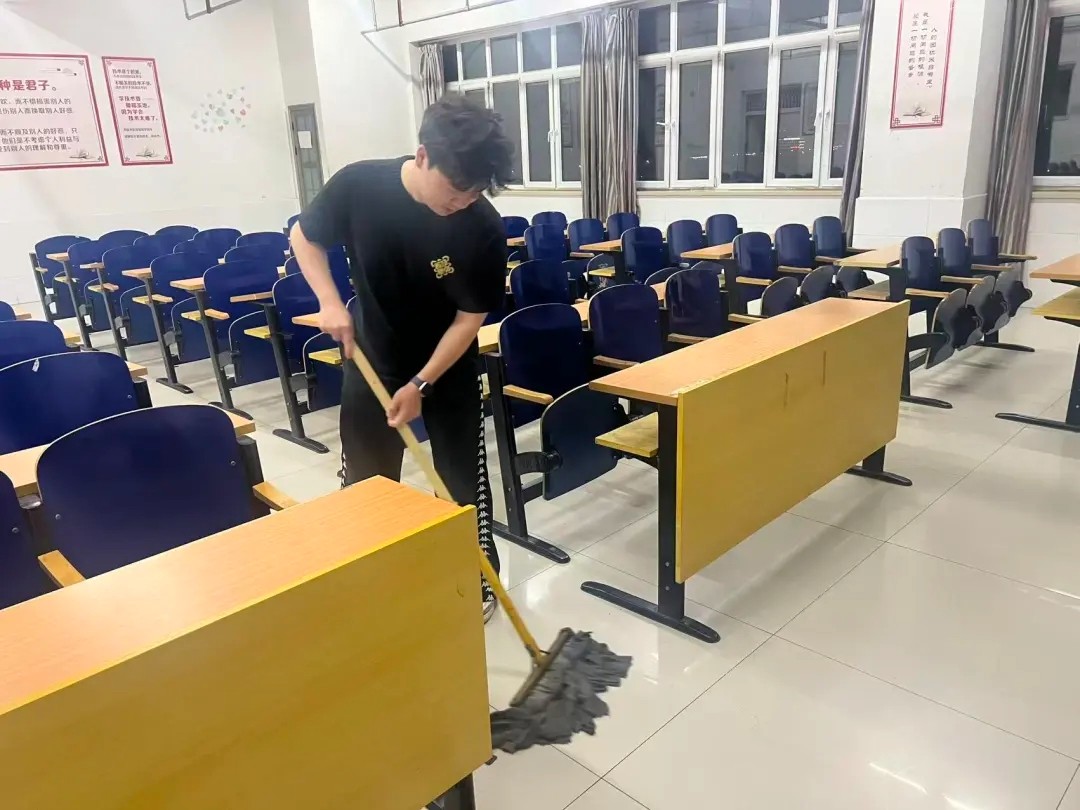 感恩回馈传温暖 青春担当显情怀——经济学院受助学子开展主题志愿服务活动