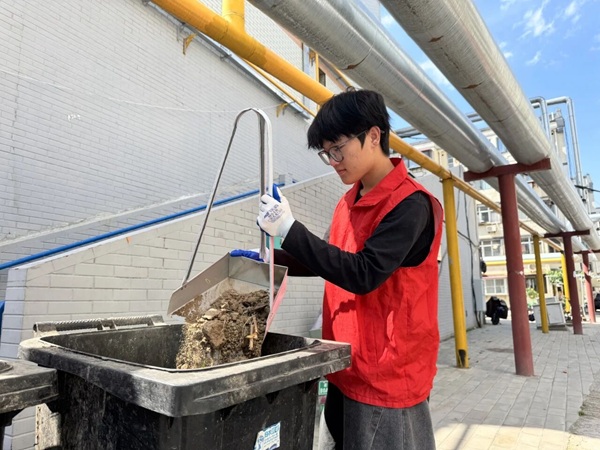 践行劳动教育，助力社区治理｜管理学院学子走进四中社区开展志愿服务活动