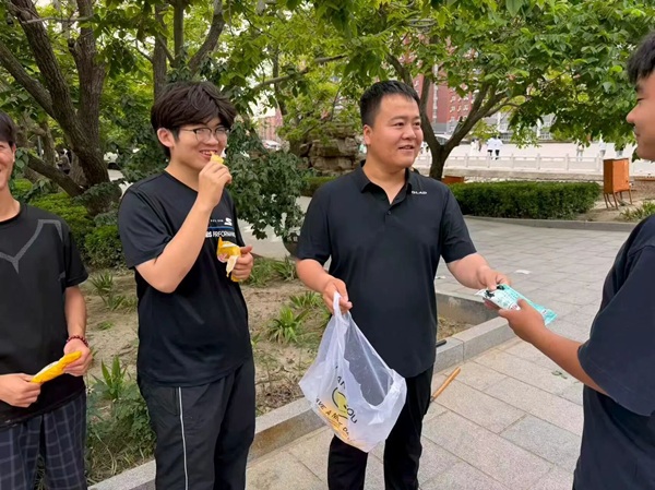 躬身劳作践初心 体验育人促成长——管理科学与工程学院开展实景劳动实践活动