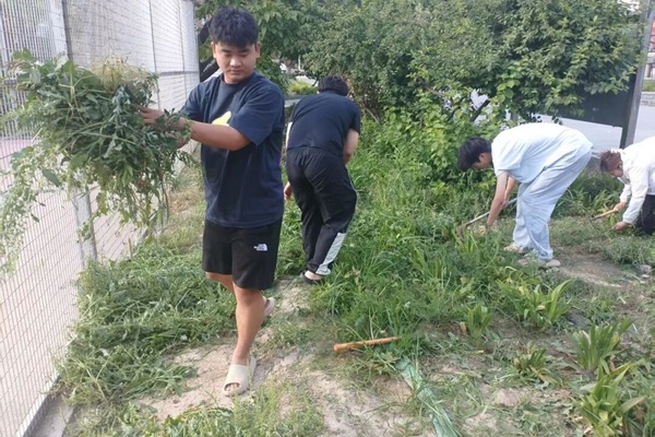 躬身劳作践初心 体验育人促成长——管理科学与工程学院开展实景劳动实践活动