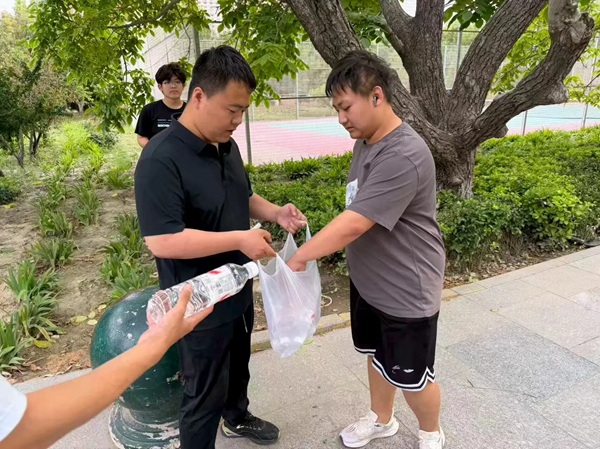 躬身劳作践初心 体验育人促成长——管理科学与工程学院开展实景劳动实践活动