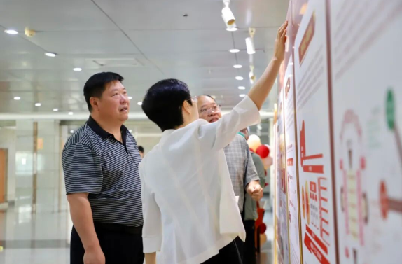 对标“一融双高”   共建育人体系——beat365组织参观河北大学“一融双高”党建品牌展览