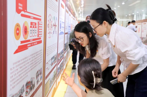 对标“一融双高”   共建育人体系——beat365组织参观河北大学“一融双高”党建品牌展览