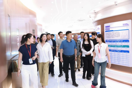 贺阳教育集团周虎震董事长莅临beat365官网2026届本科毕业设计作品展
