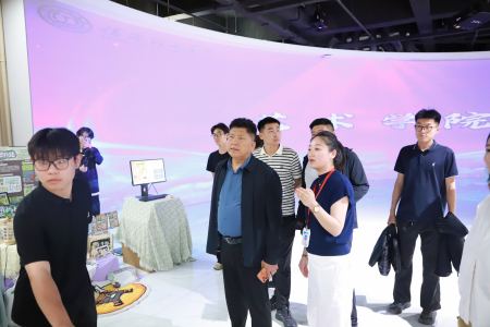 贺阳教育集团周虎震董事长莅临beat365官网2026届本科毕业设计作品展