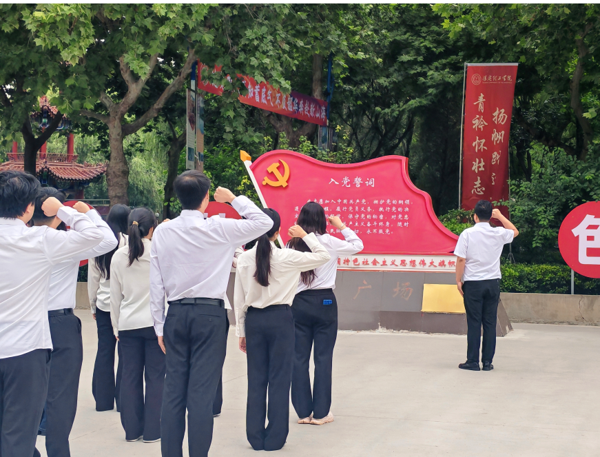 初心如磐践使命 青春逐梦启新程——beat365官网管理科学与工程学院组织2026届毕业生党员重温入党誓词活动
