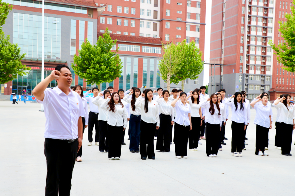 初心如磐践使命 青春逐梦启新程——beat365官网管理科学与工程学院组织2026届毕业生党员重温入党誓词活动