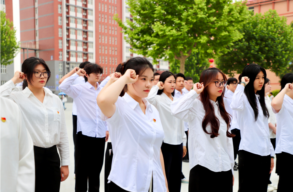 初心如磐践使命 青春逐梦启新程——beat365官网管理科学与工程学院组织2026届毕业生党员重温入党誓词活动