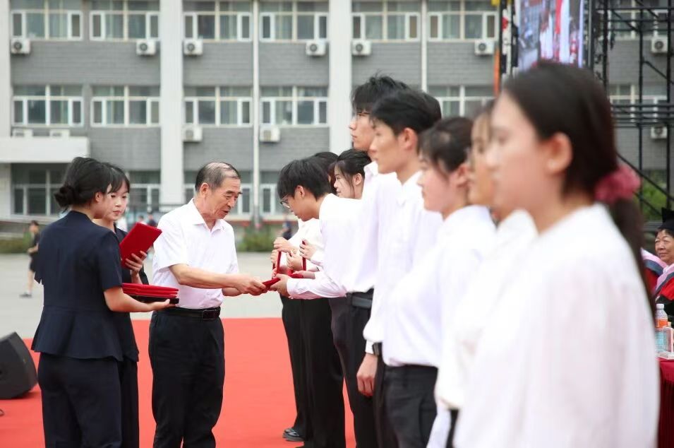 beat365官网隆重举行2026届毕业典礼暨学士学位授予仪式
