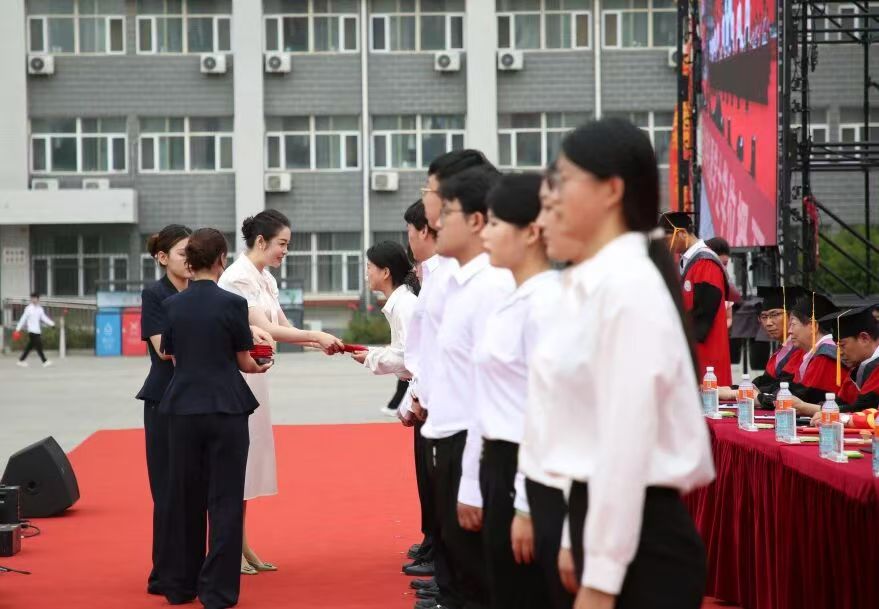 beat365官网隆重举行2026届毕业典礼暨学士学位授予仪式
