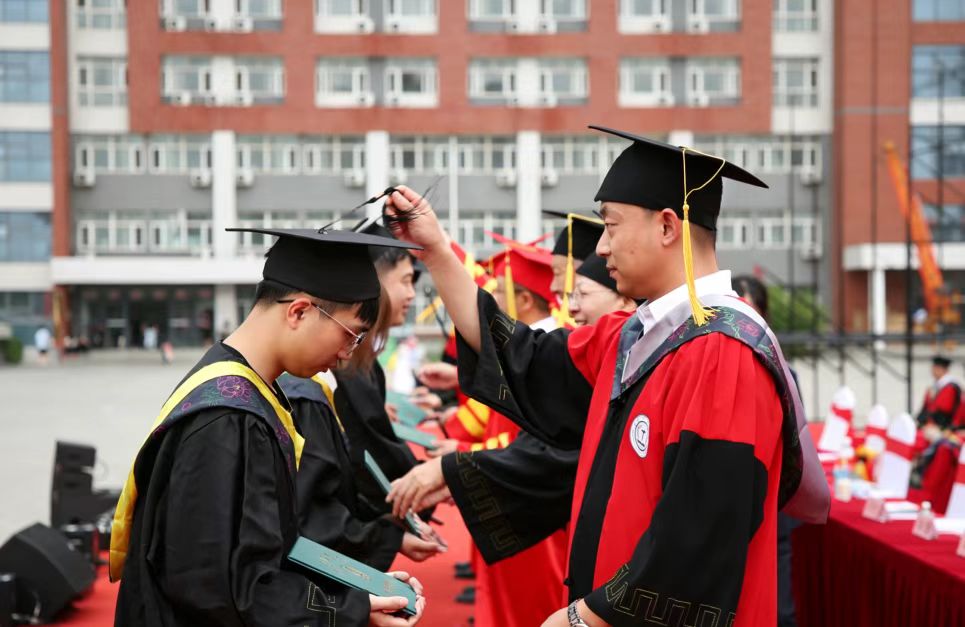 beat365官网隆重举行2026届毕业典礼暨学士学位授予仪式