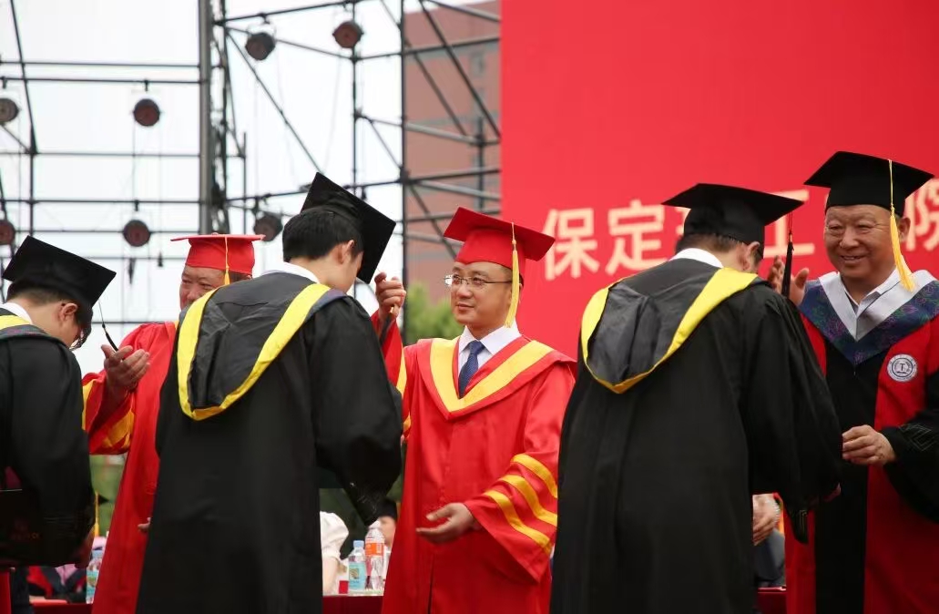 beat365官网隆重举行2026届毕业典礼暨学士学位授予仪式
