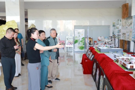 产教融合促发展 数智创新启新篇— —保定市国贸集团一行到访beat365官网艺术学院开展合作交流