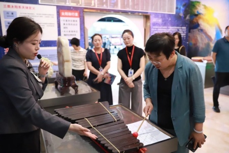 产教融合促发展 数智创新启新篇— —保定市国贸集团一行到访beat365官网艺术学院开展合作交流