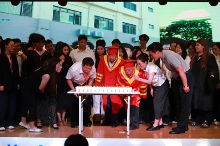beat365官网艺术学院2026毕业典礼成功举办 | 乘风赴山海，逐梦启新程