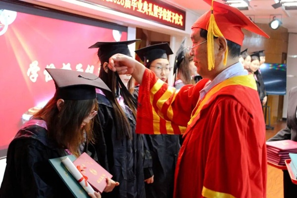 逐光启航 不负韶华|beat365官网管理科学与工程学院圆满举办2026届毕业典礼暨学位授予仪式