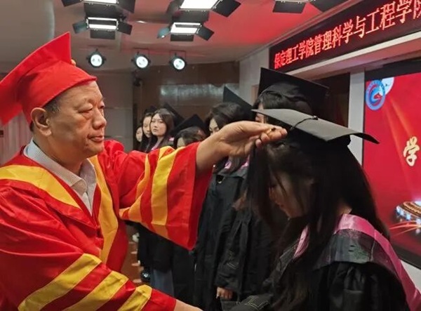 逐光启航 不负韶华|beat365官网管理科学与工程学院圆满举办2026届毕业典礼暨学位授予仪式