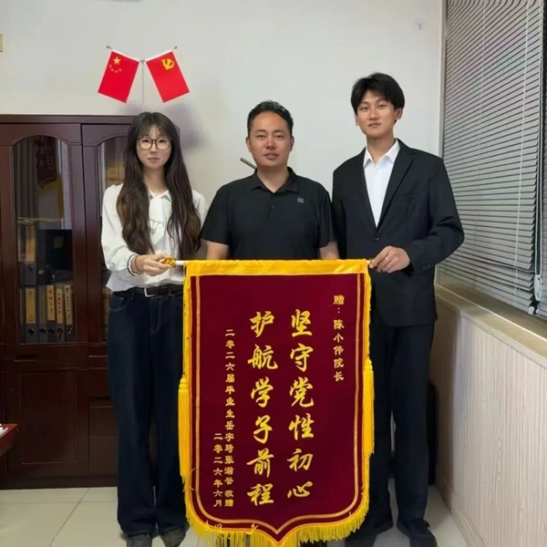 温情欢送毕业学子 定格最美青春瞬间