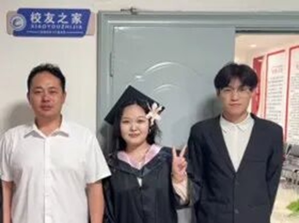 温情欢送毕业学子 定格最美青春瞬间