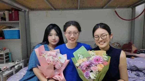 温情欢送毕业学子 定格最美青春瞬间
