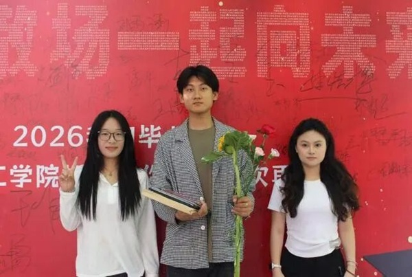 温情欢送毕业学子 定格最美青春瞬间
