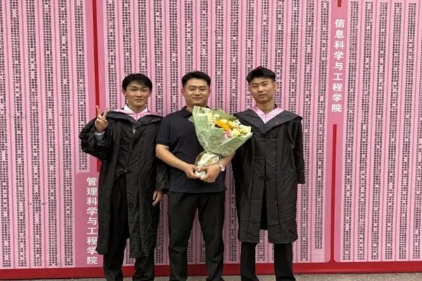 温情欢送毕业学子 定格最美青春瞬间