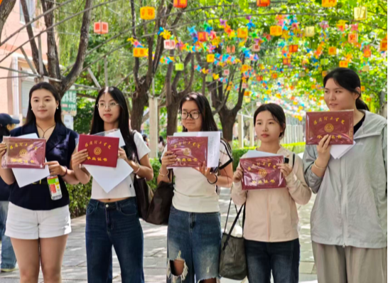毕业季——打卡现场实录:青春和快门声一起炸场!