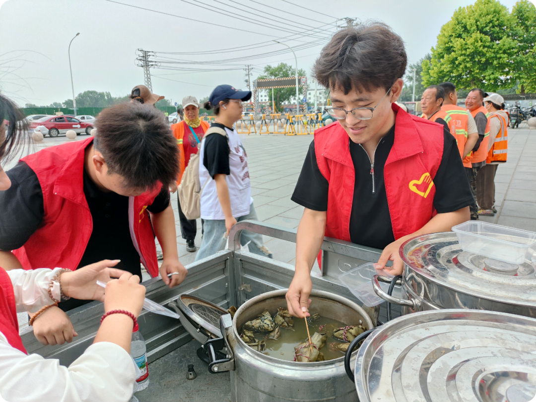 端午公益行,劳动育青年——保定理工青年志愿者以粽为礼,致敬城市一线劳动者