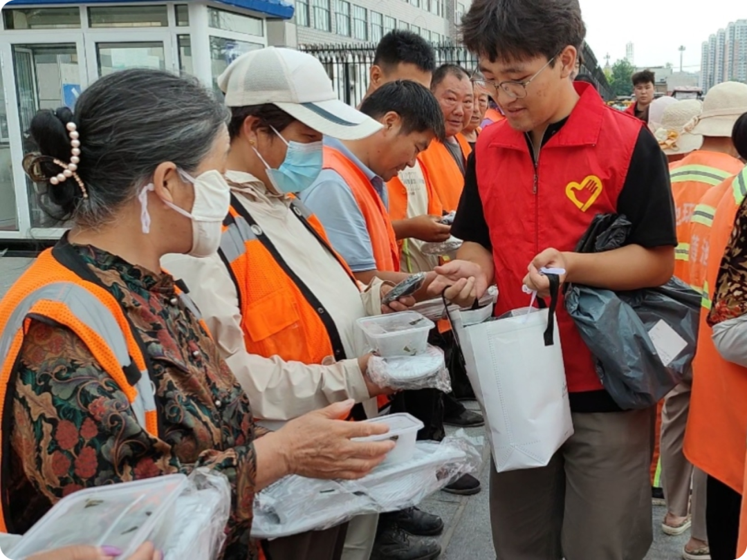 端午公益行,劳动育青年——保定理工青年志愿者以粽为礼,致敬城市一线劳动者
