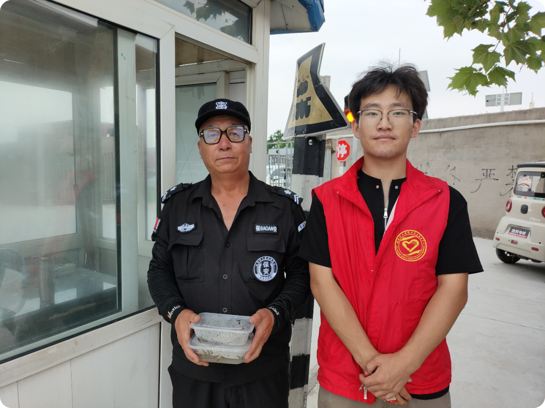 端午公益行,劳动育青年——保定理工青年志愿者以粽为礼,致敬城市一线劳动者