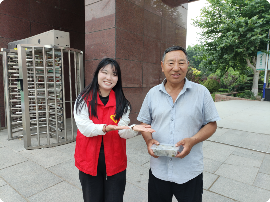 端午公益行,劳动育青年——保定理工青年志愿者以粽为礼,致敬城市一线劳动者