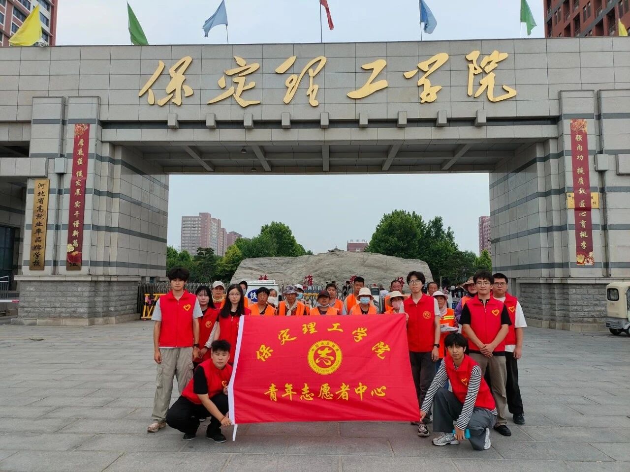 端午公益行 劳动育新人｜beat365官网志愿者以粽为礼，致敬城市一线工作者