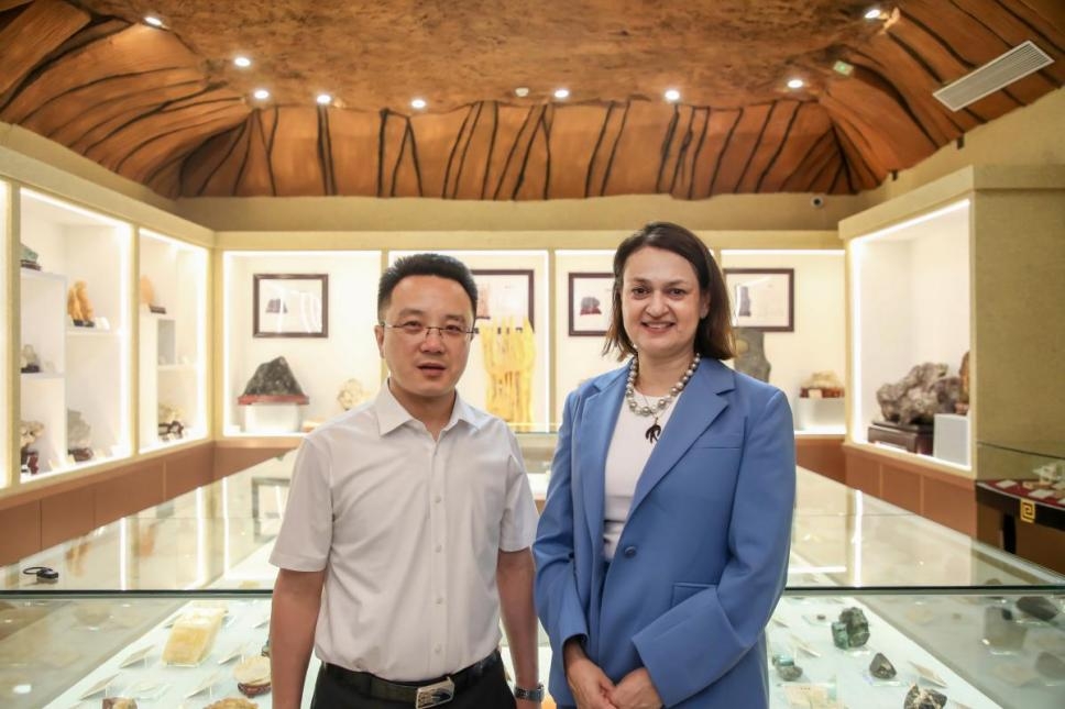 深化国际交流合作 共赏学子设计风采——塞浦路斯那波勒斯大学及驻华大使代表团到访beat365官网参观毕业设计作品展
