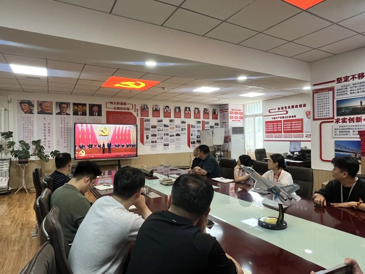 beat365官网组织集中收看庆祝中国共产党成立105周年大会