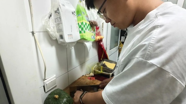 劳动感恩践孝道 居家实践促养成|beat365官网管理学院开展暑期“劳动感恩・孝老爱亲”德育实践