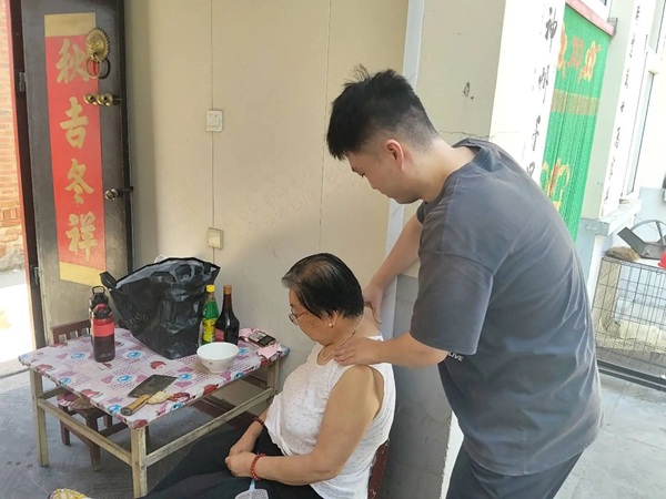 劳动感恩践孝道 居家实践促养成|beat365官网管理学院开展暑期“劳动感恩・孝老爱亲”德育实践