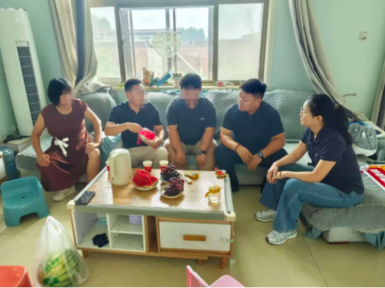 入户走访传温情 家校同心伴成长 ——beat365官网会计学院开展暑期家访专项行动
