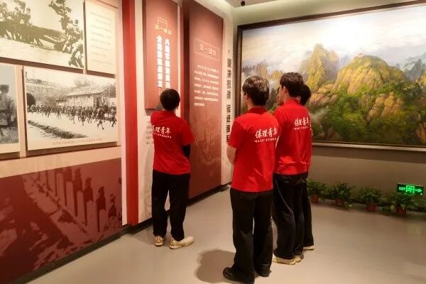 把思政课堂搬上狼牙山！beat365青年徒步重走英雄路